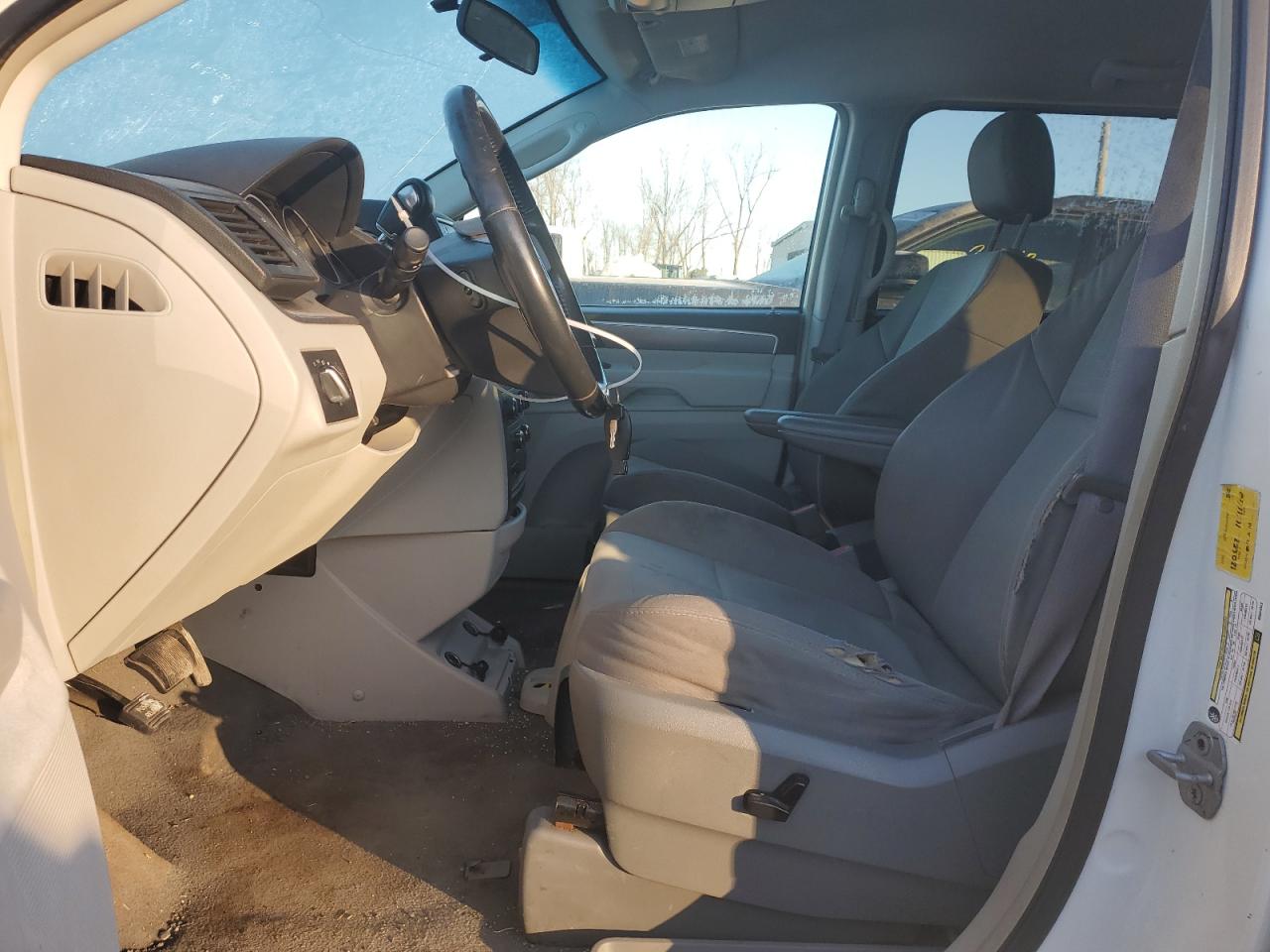 2009 Volkswagen Routan - Image 7