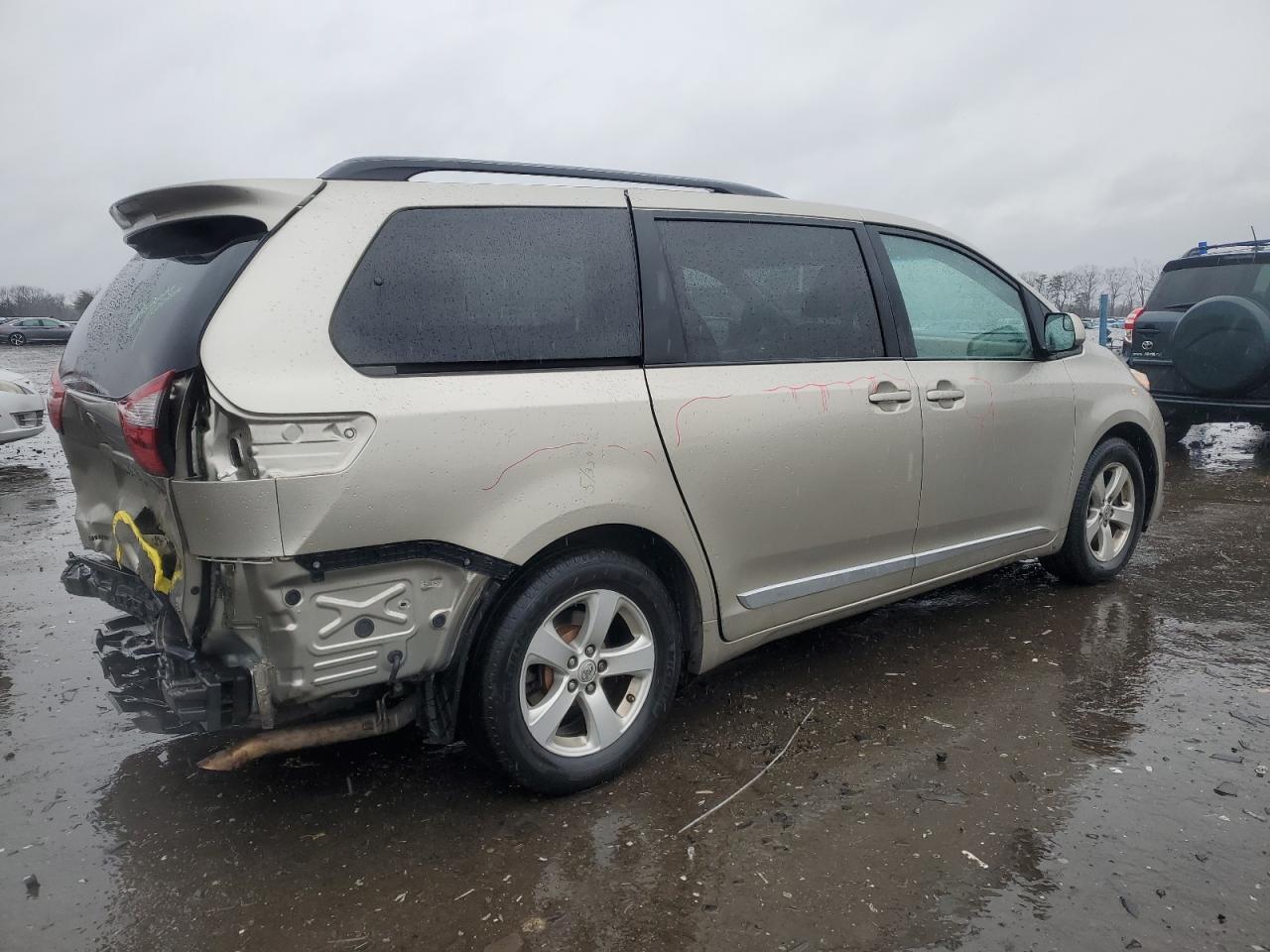 2015 Toyota Sienna - Image 3