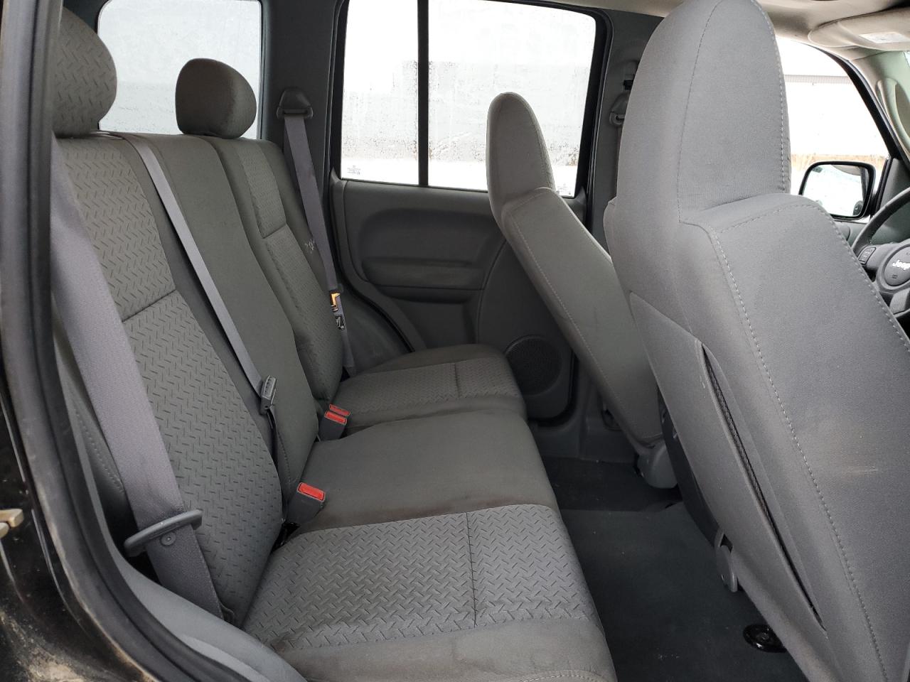 2005 Jeep Liberty (North America) - Image 11