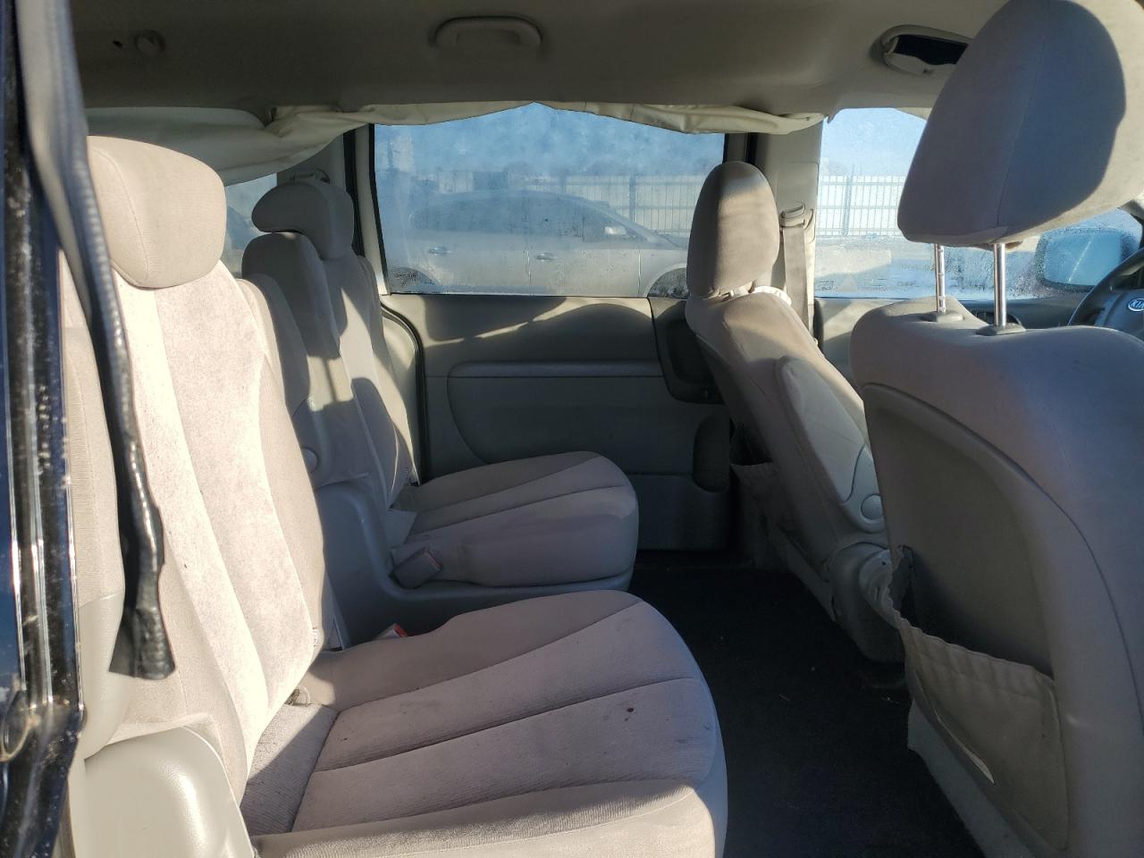 2010 Kia Sedona - Image 12