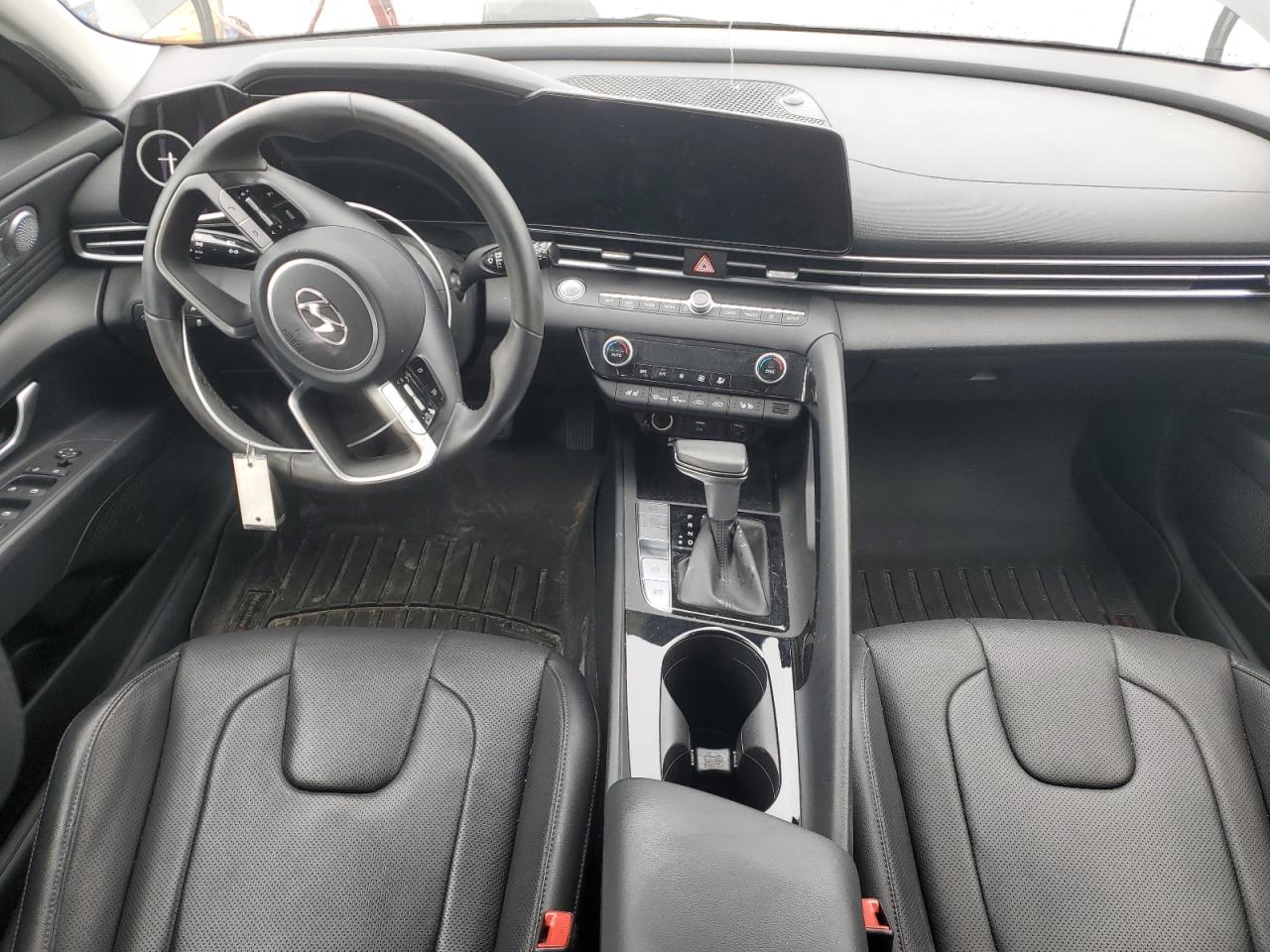 2022 Hyundai Elantra - Image 8
