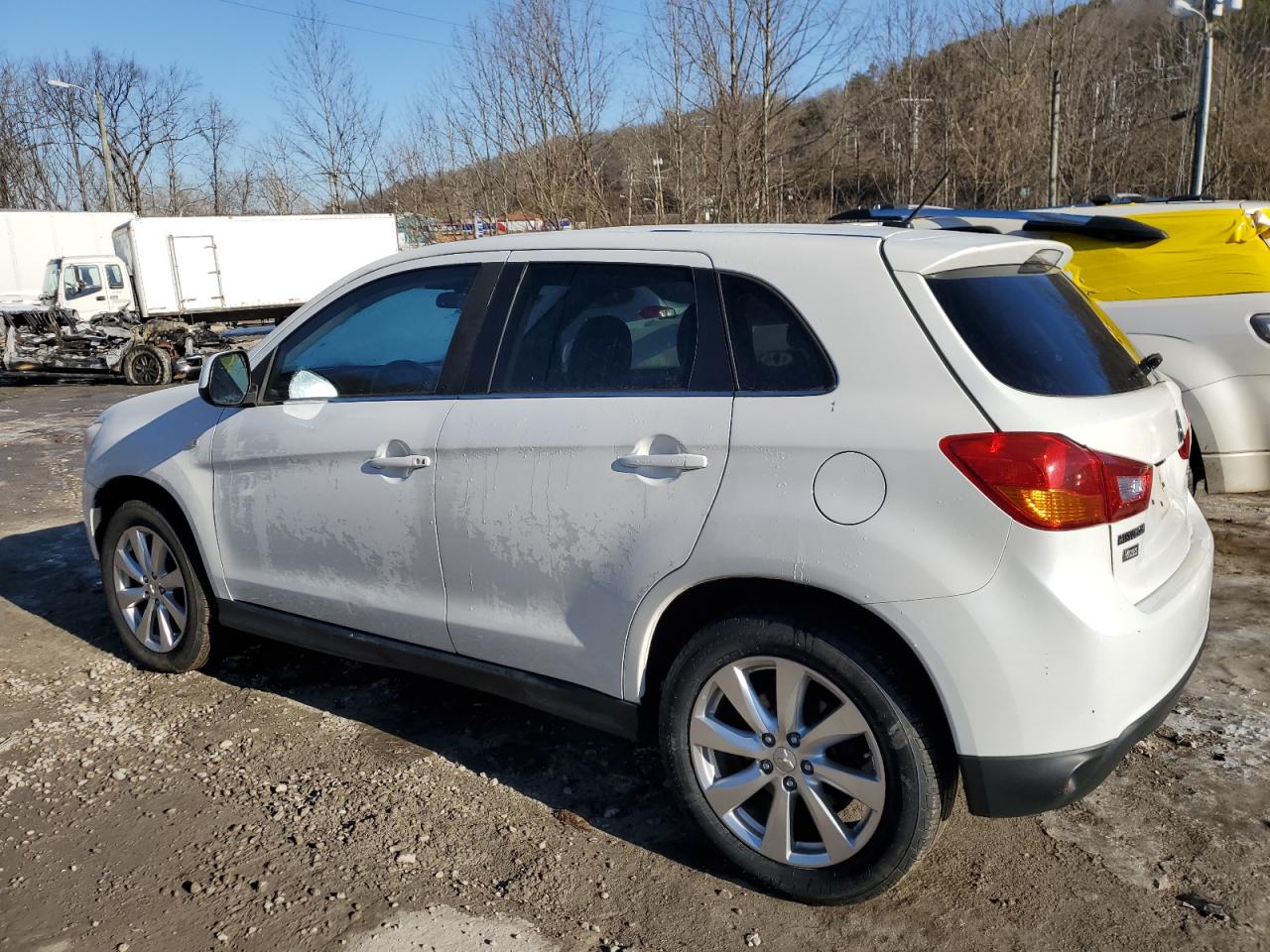 2015 Mitsubishi Outlander - Image 2