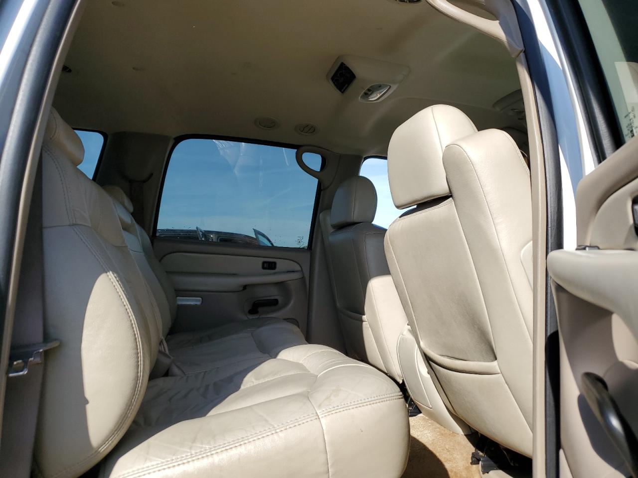 2002 Chevrolet Suburban - Image 11