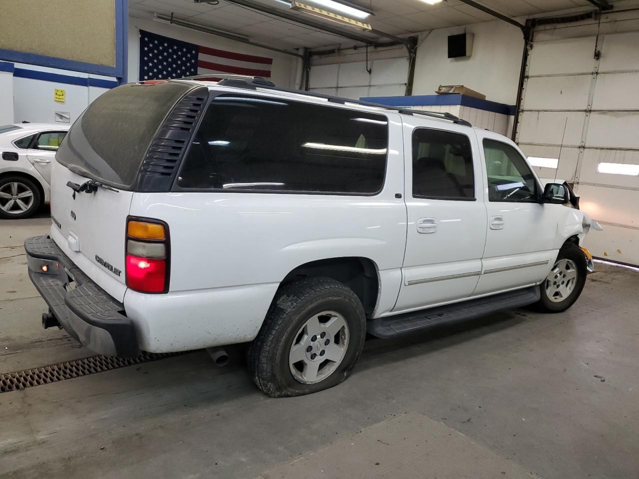2004 Chevrolet Suburban - Image 3