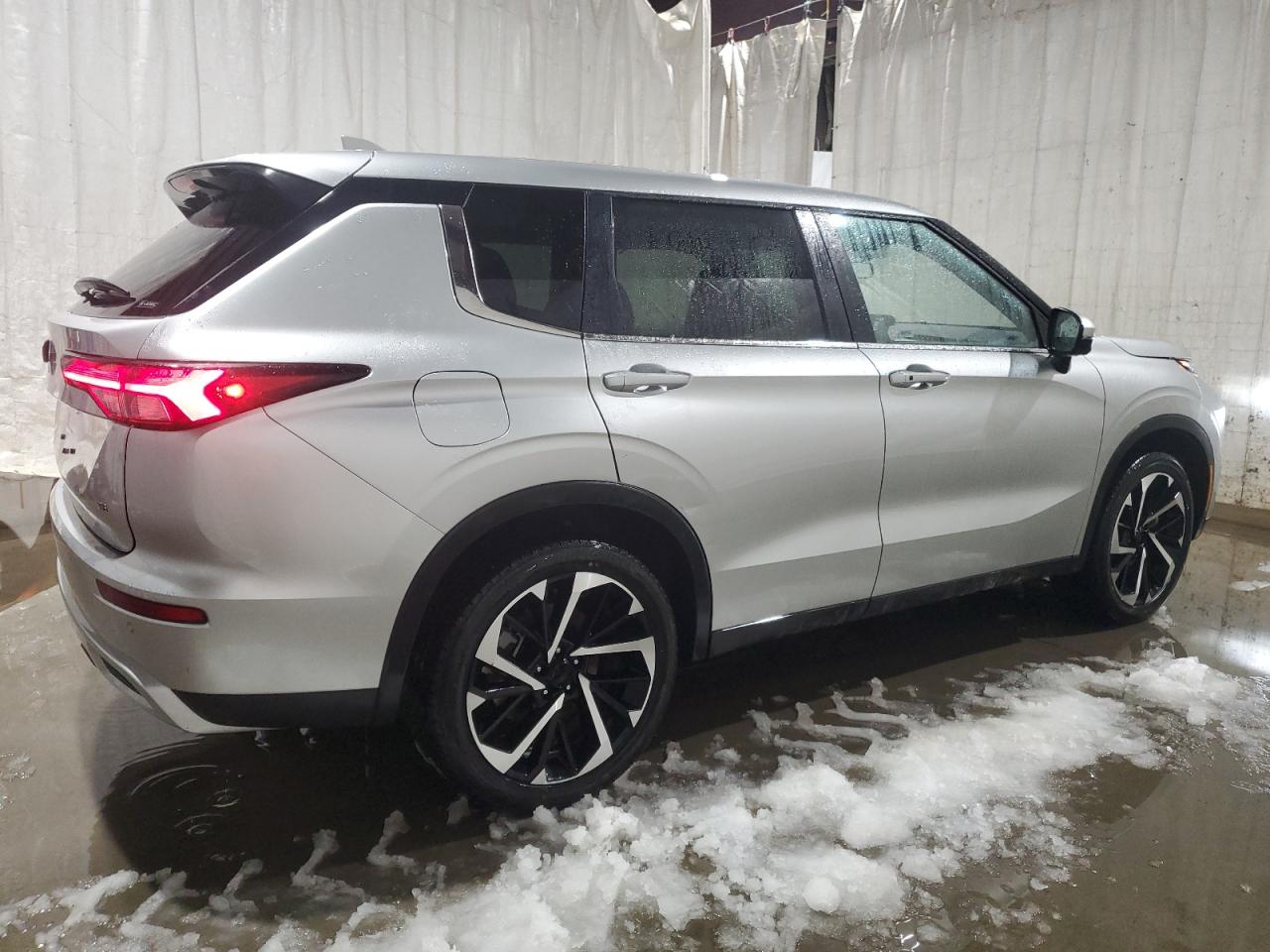 2024 Mitsubishi Outlander - Image 3