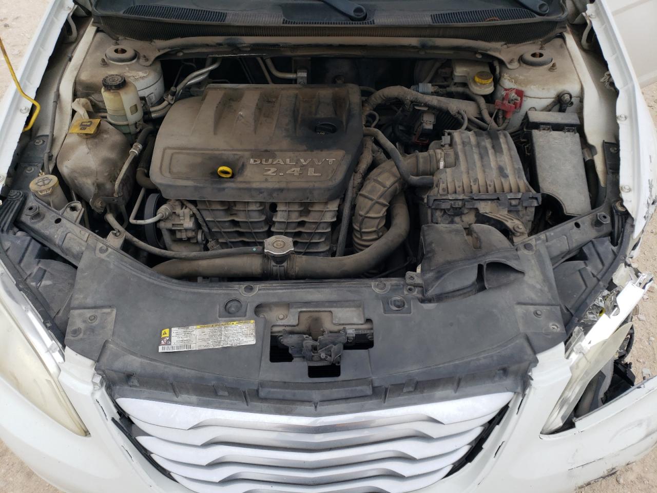 2013 Chrysler 200 - Image 13