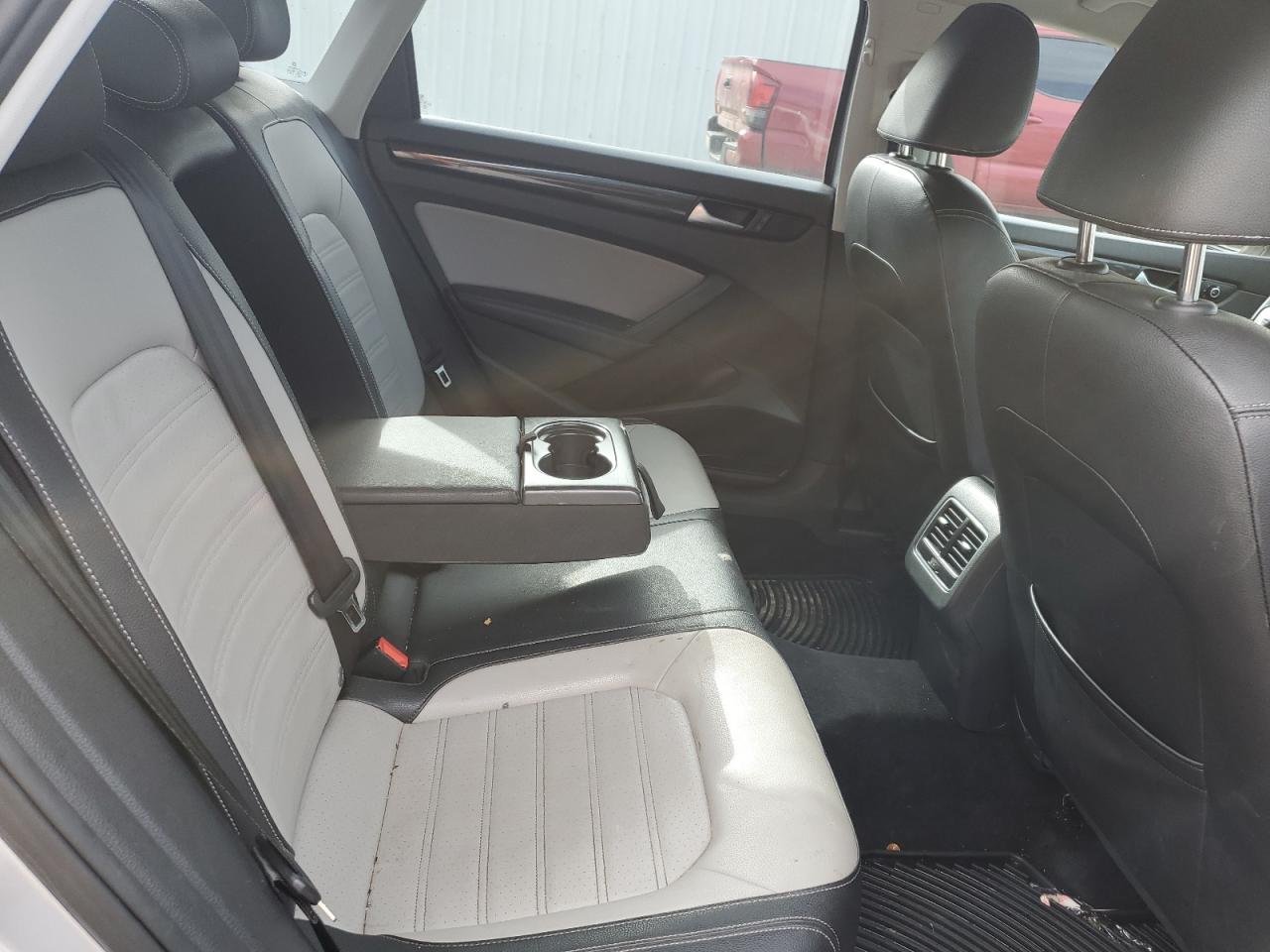 2015 Volkswagen Passat - Image 10