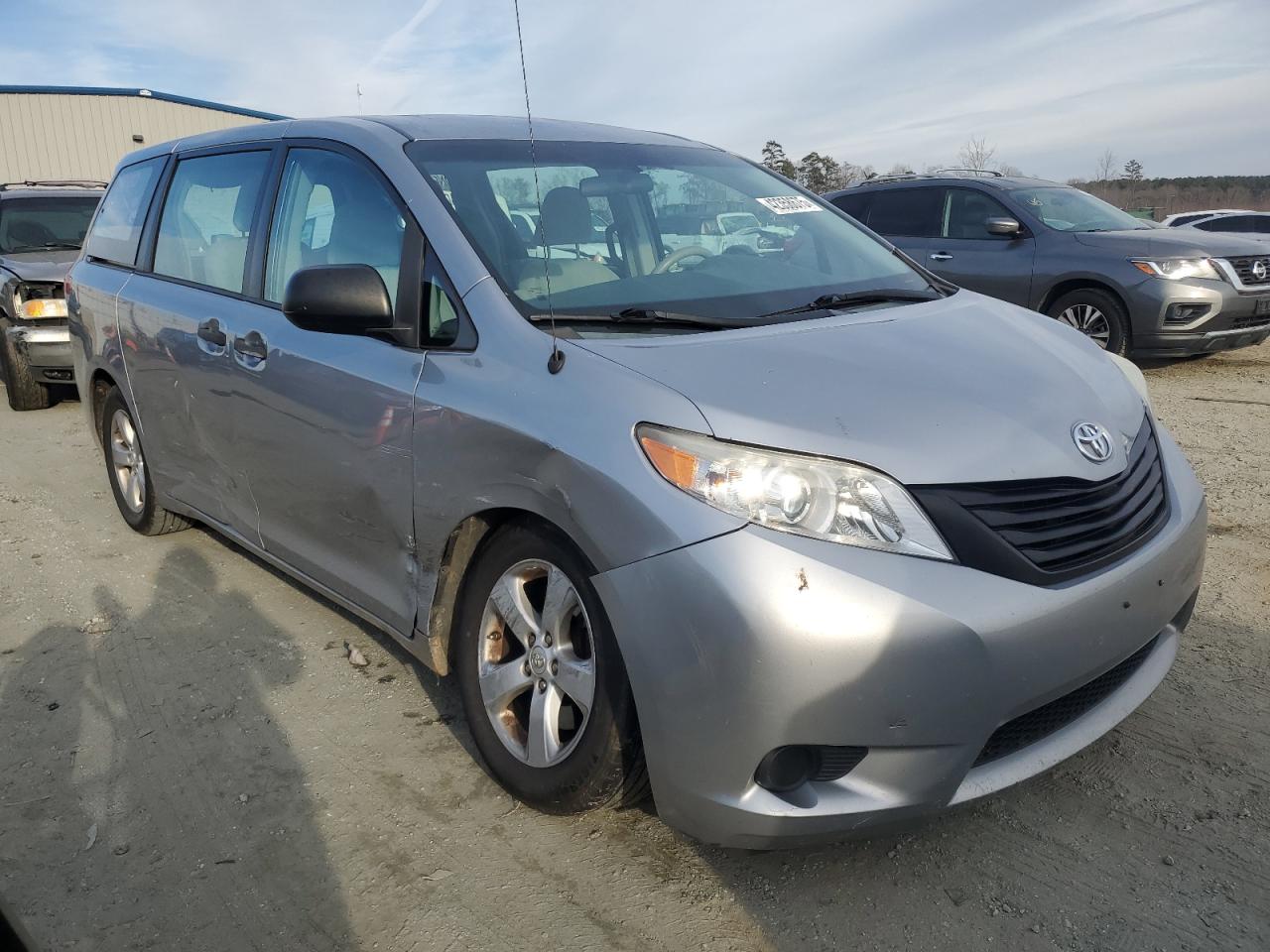 2013 Toyota Sienna - Image 4