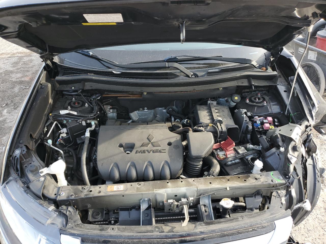 2017 Mitsubishi Outlander - Image 12