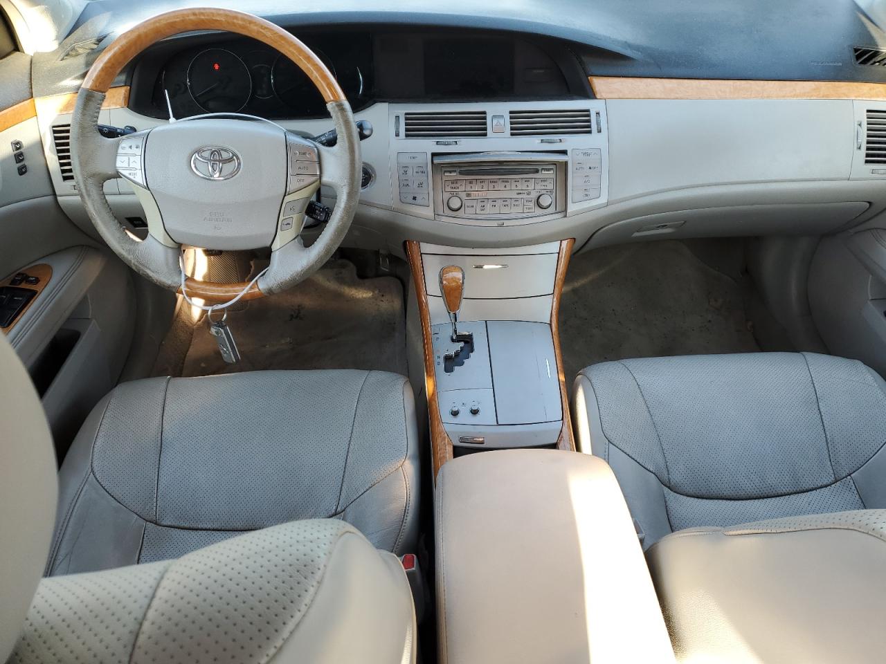 2005 Toyota Avalon - Image 8