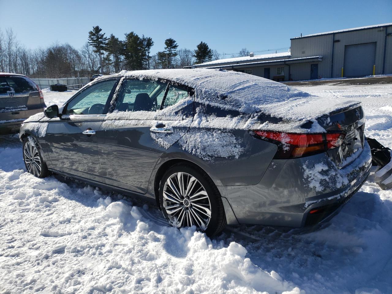 2024 Nissan Altima - Image 2