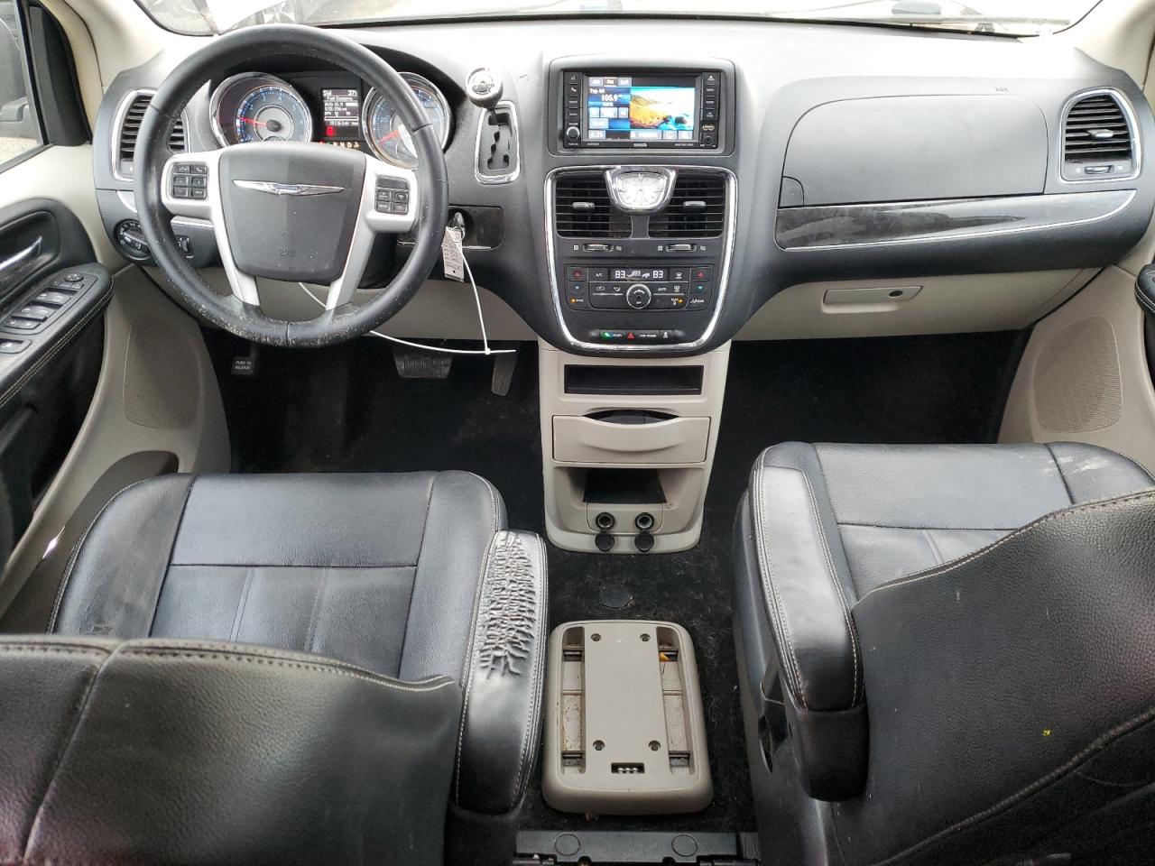 2016 Chrysler Town & Country - Image 8