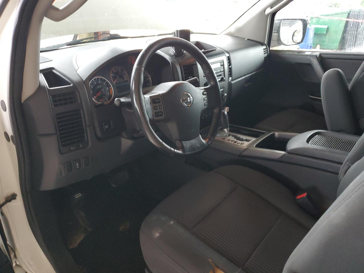 2010 Nissan Titan - Image 8