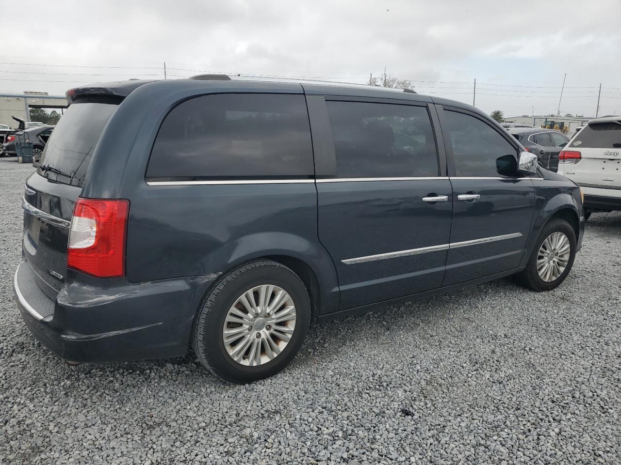 2013 Chrysler Town & Country - Image 3