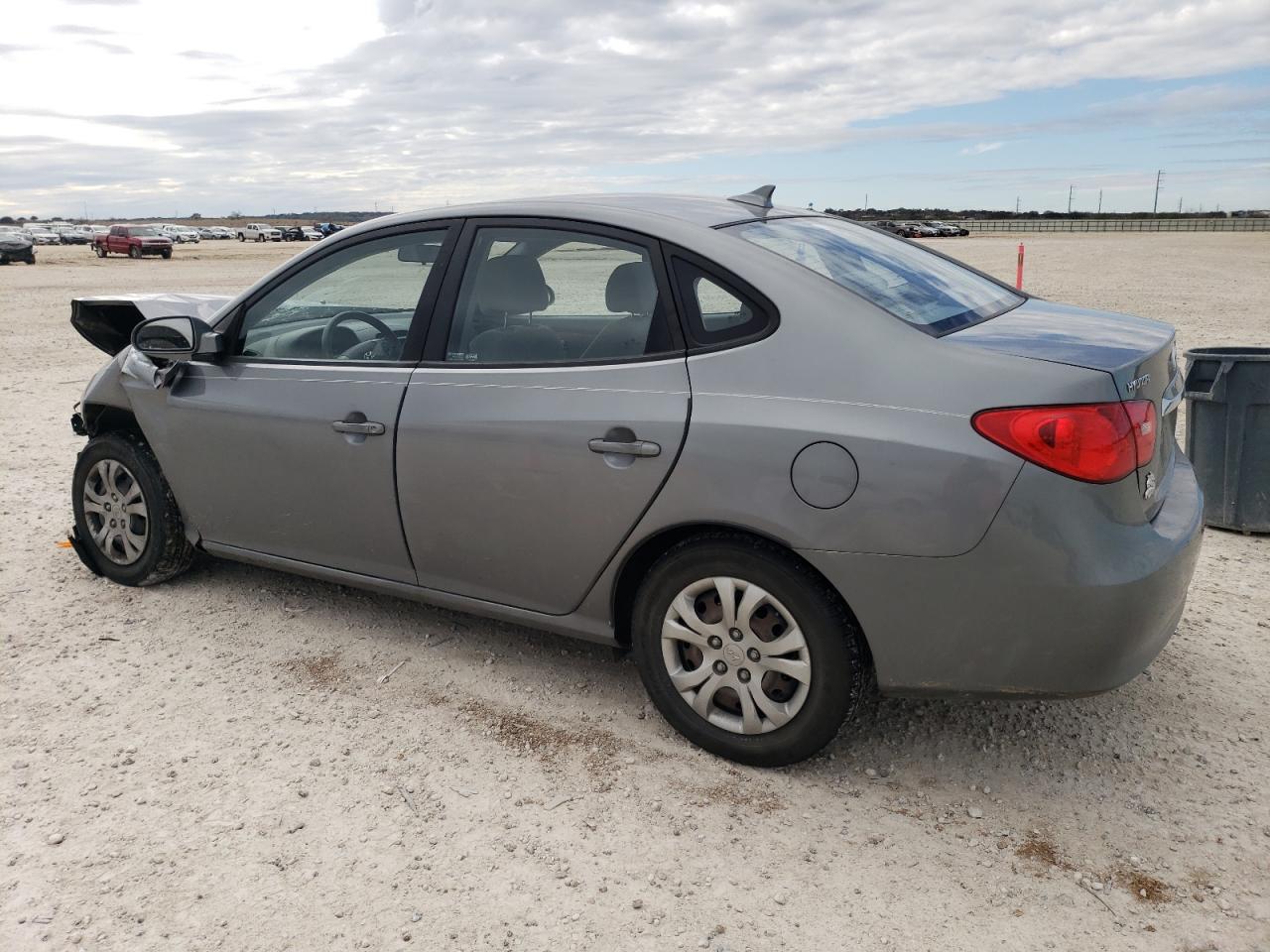2010 Hyundai Elantra - Image 2