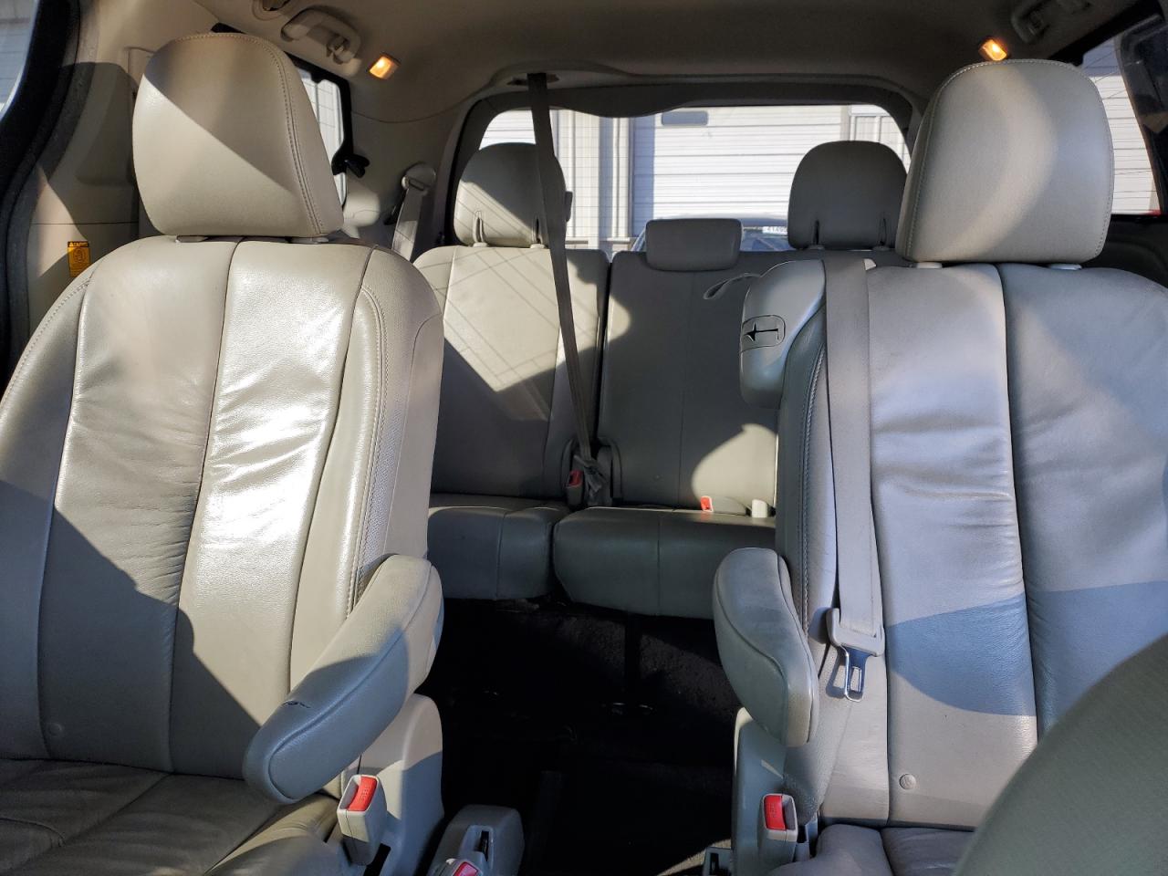 2011 Toyota Sienna - Image 10