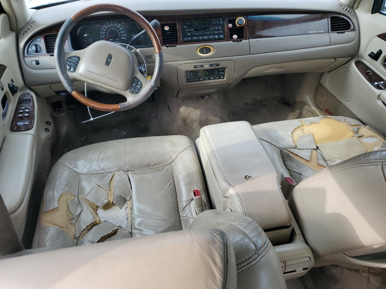 2000 Lincoln Town Car - Image 8