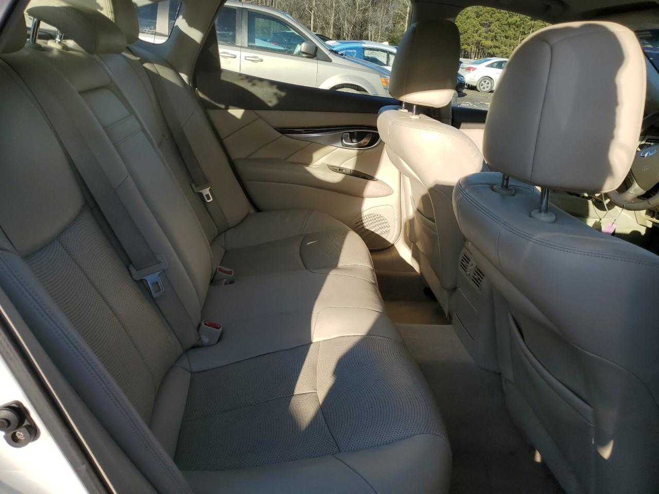 2011 Infiniti M - Image 10