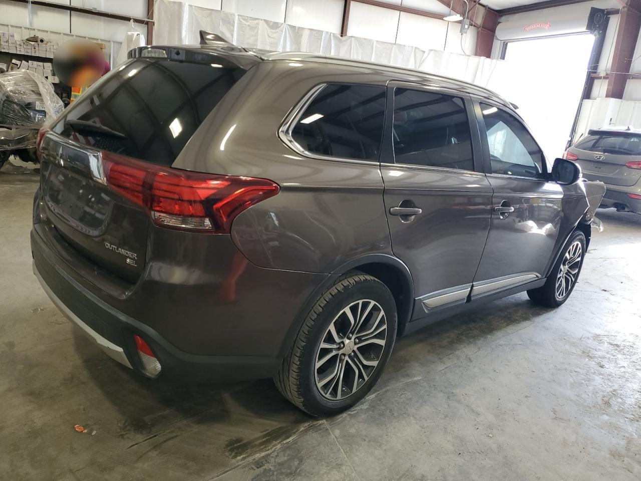 2017 Mitsubishi Outlander - Image 3