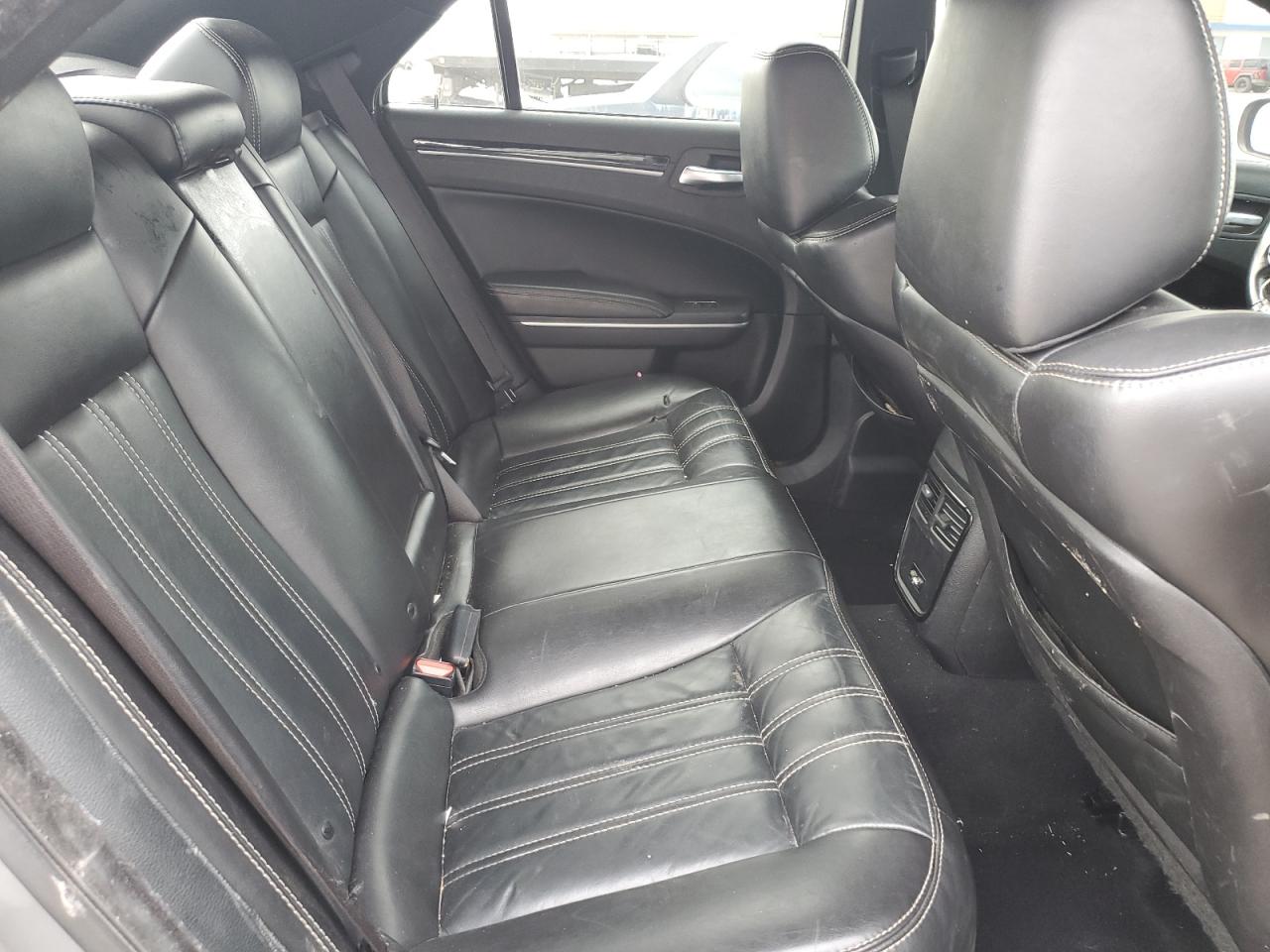 2019 Chrysler 300 - Image 10