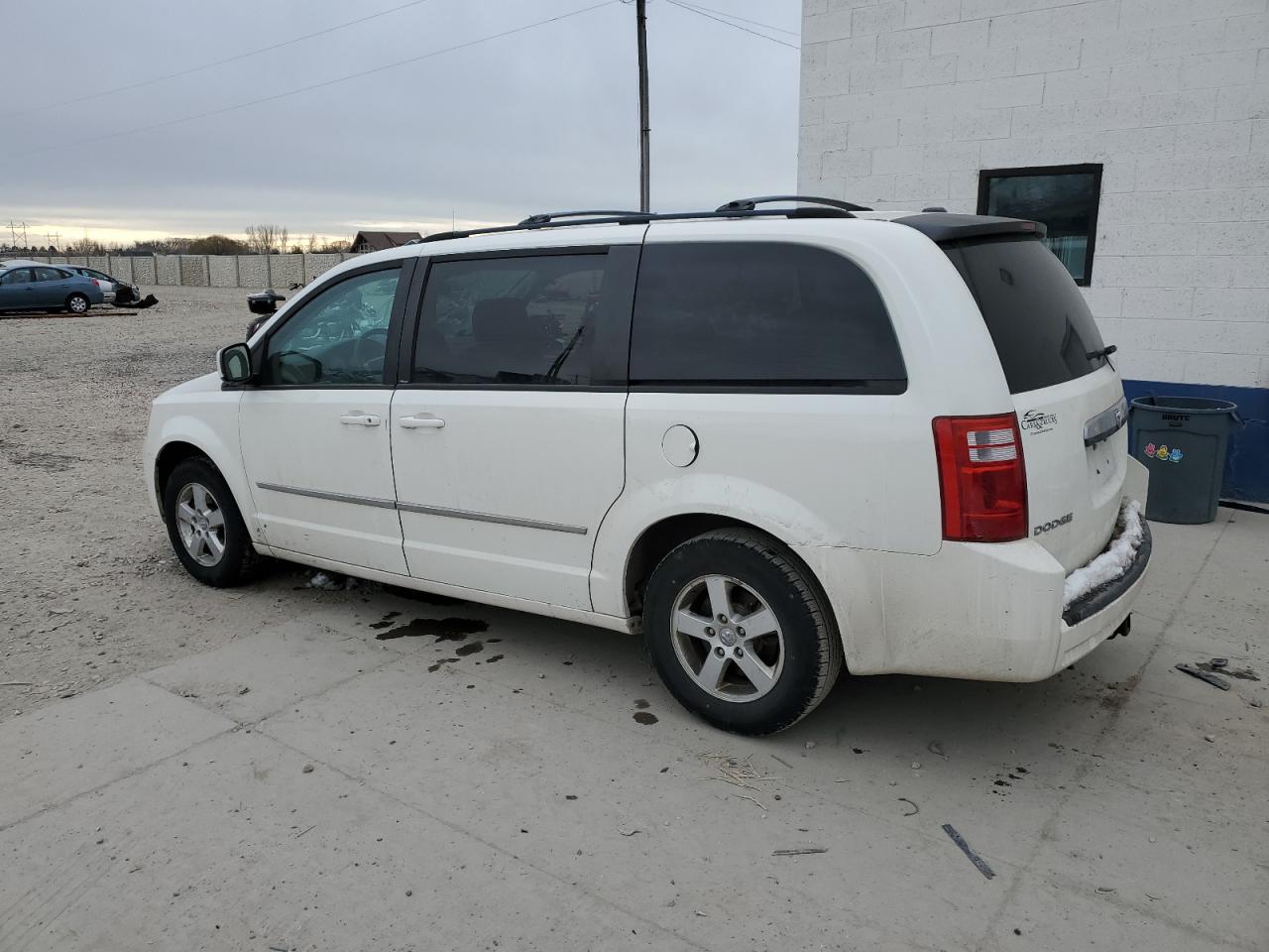 2010 Dodge Caravan - Image 2