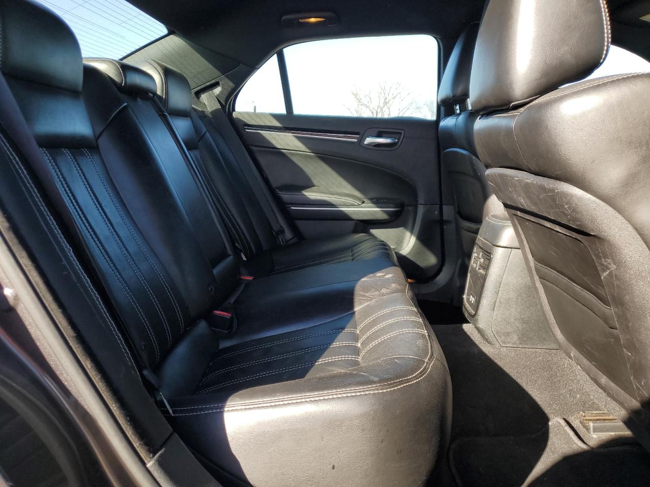 2019 Chrysler 300 - Image 10
