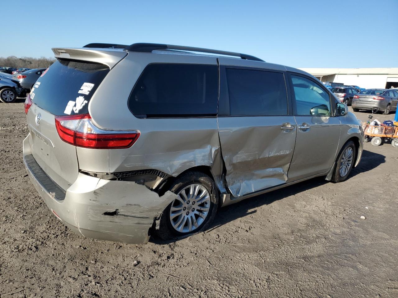 2015 Toyota Sienna - Image 3