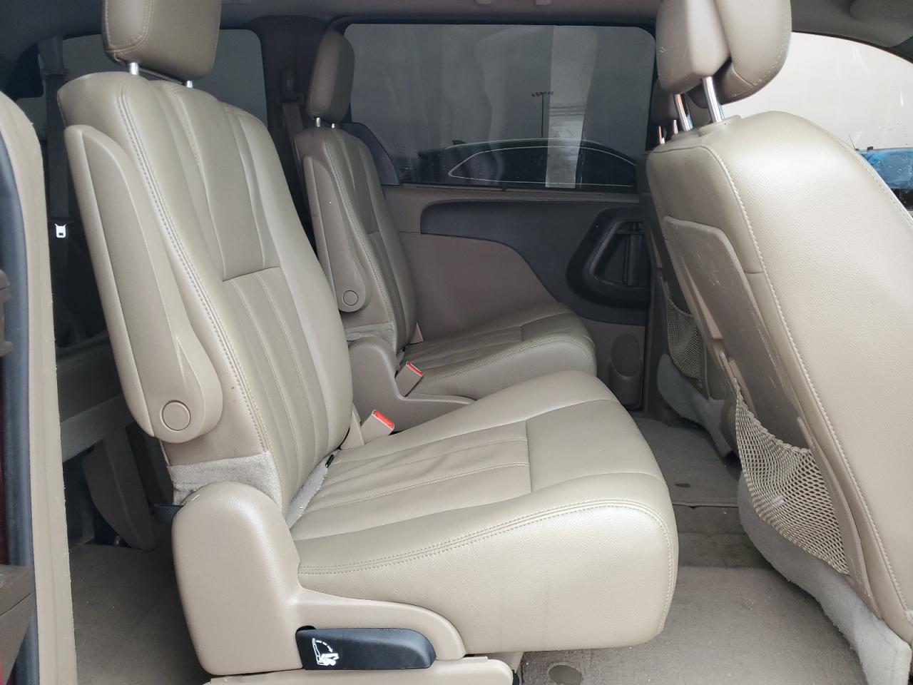 2015 Chrysler Town & Country - Image 11