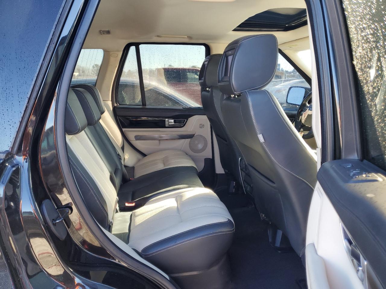 2010 Land Rover Range Rover - Image 11