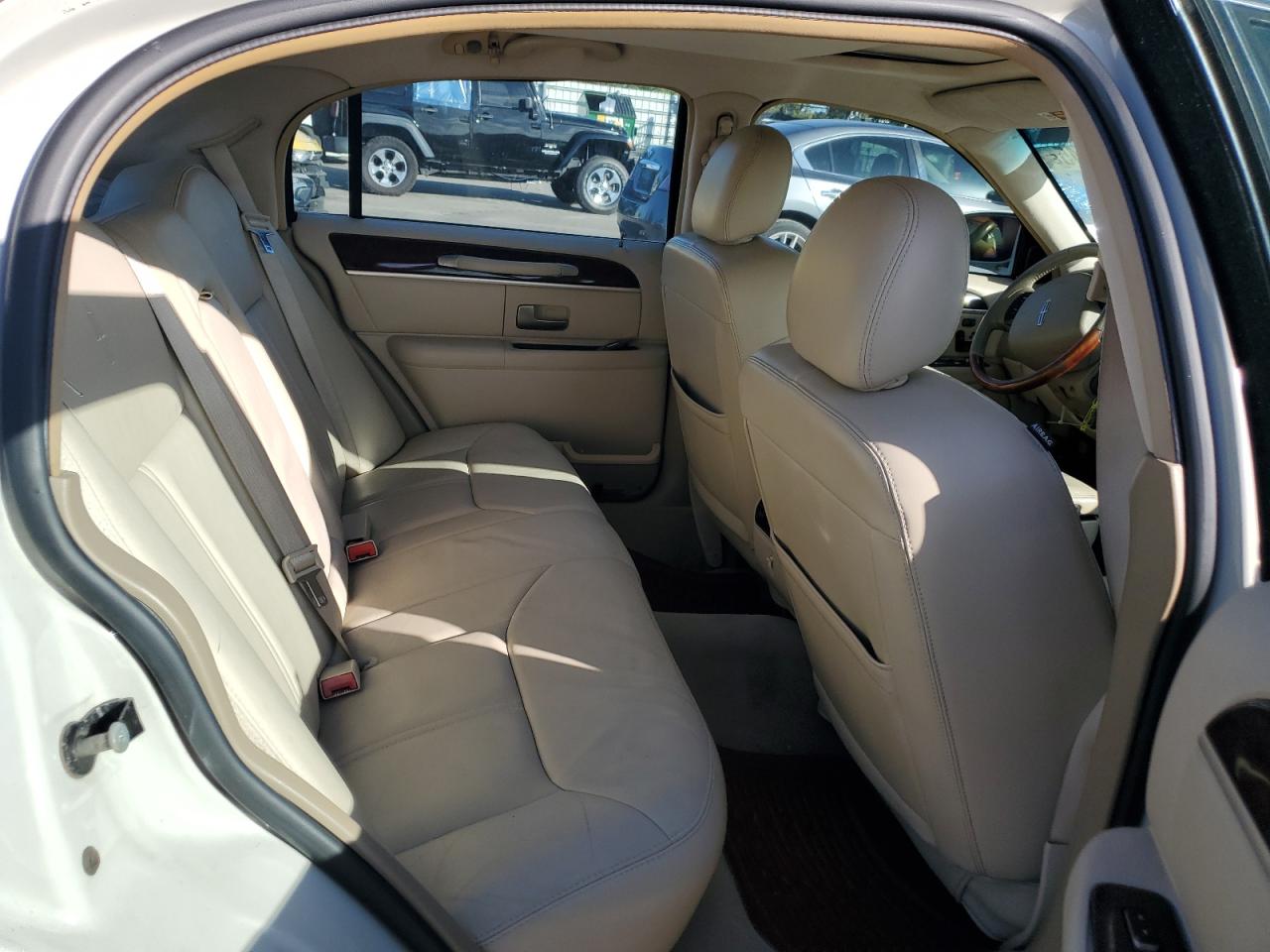 2007 Lincoln Town Car - Image 10