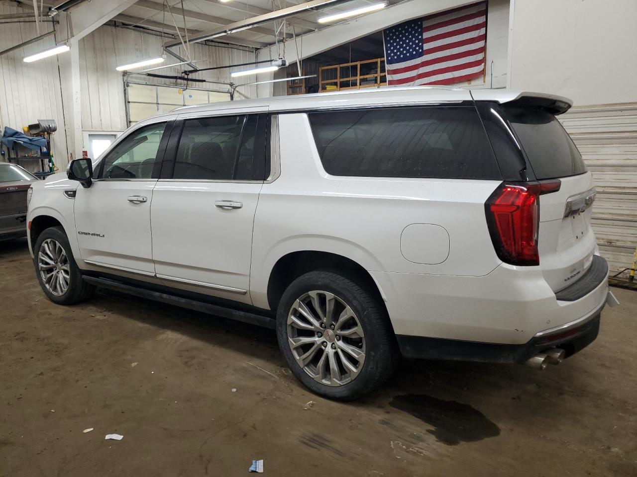 2022 GMC Yukon - Image 2
