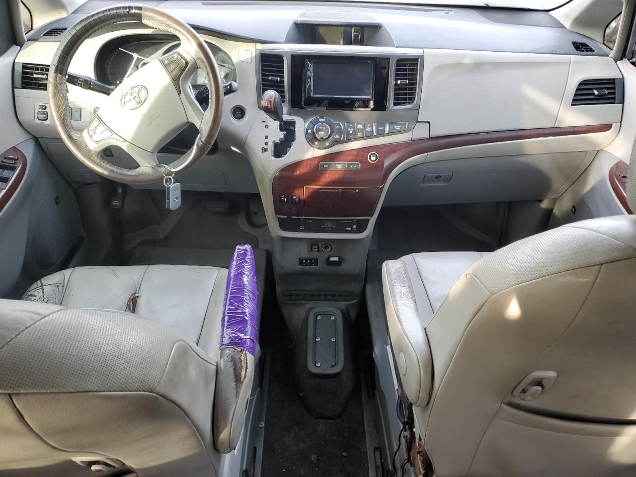 2011 Toyota Sienna - Image 8