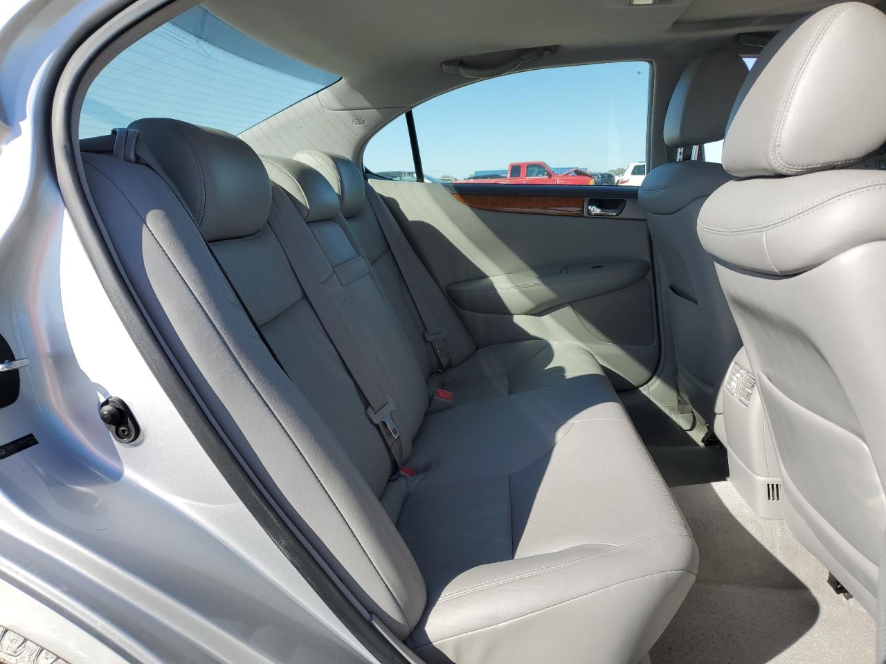 2005 Lexus ES - Image 10