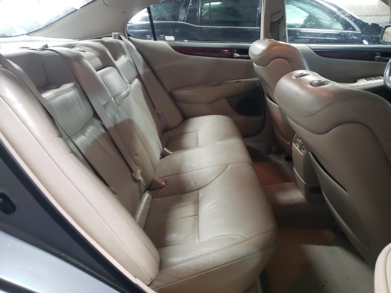 2003 Lexus ES - Image 10