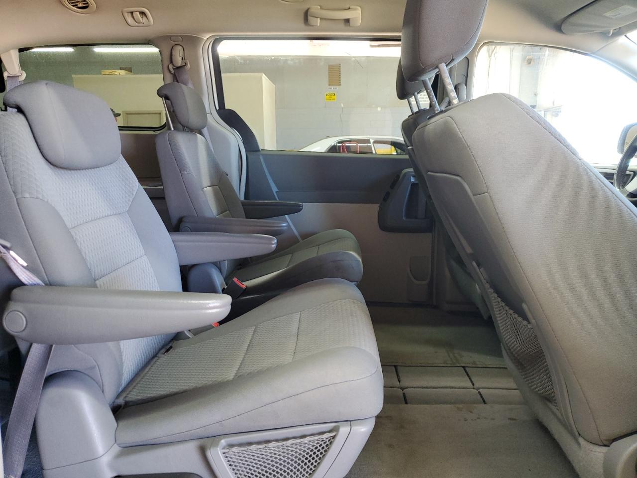 2010 Dodge Caravan - Image 12