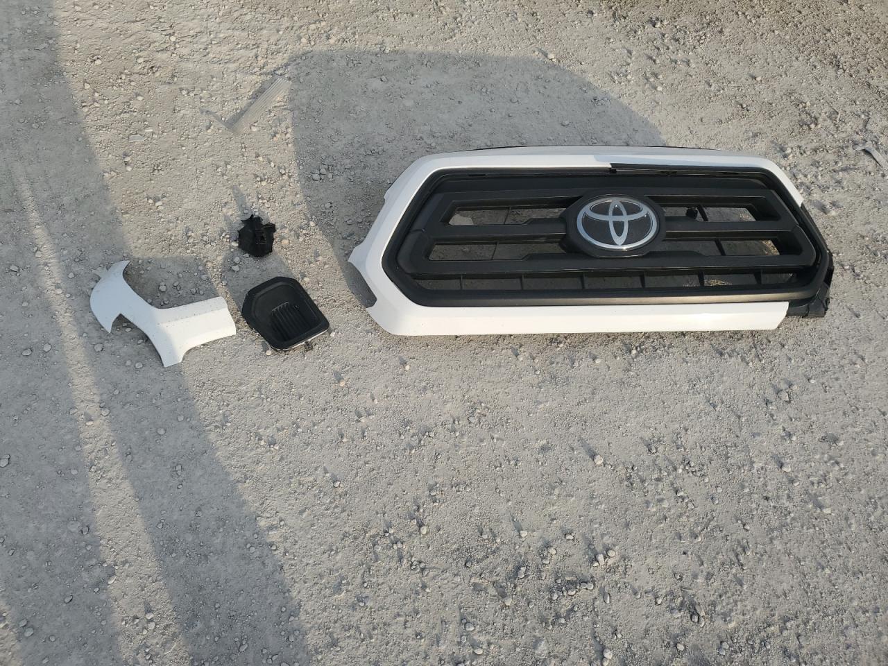 2020 Toyota Tacoma - Image 14