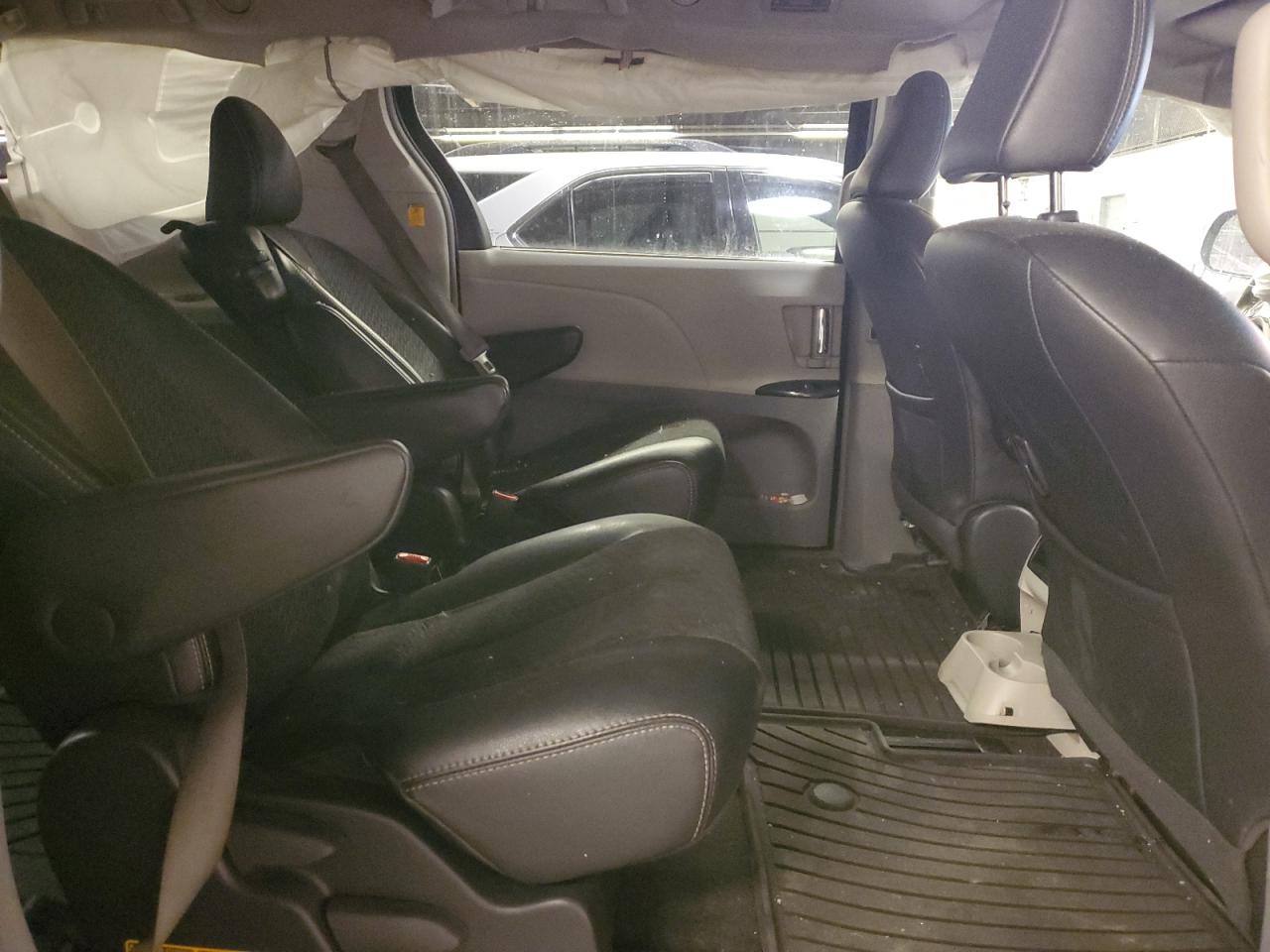 2011 Toyota Sienna - Image 11