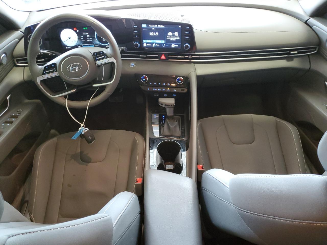 2022 Hyundai Elantra - Image 8