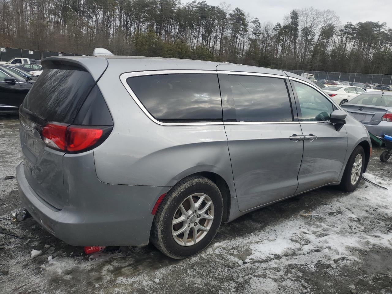 2018 Chrysler Pacifica - Image 3