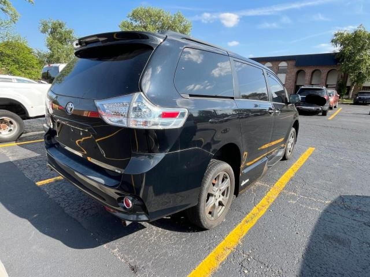 VIN 5TDXZ3DCXHS814465 2017 TOYOTA SIENNA no.4