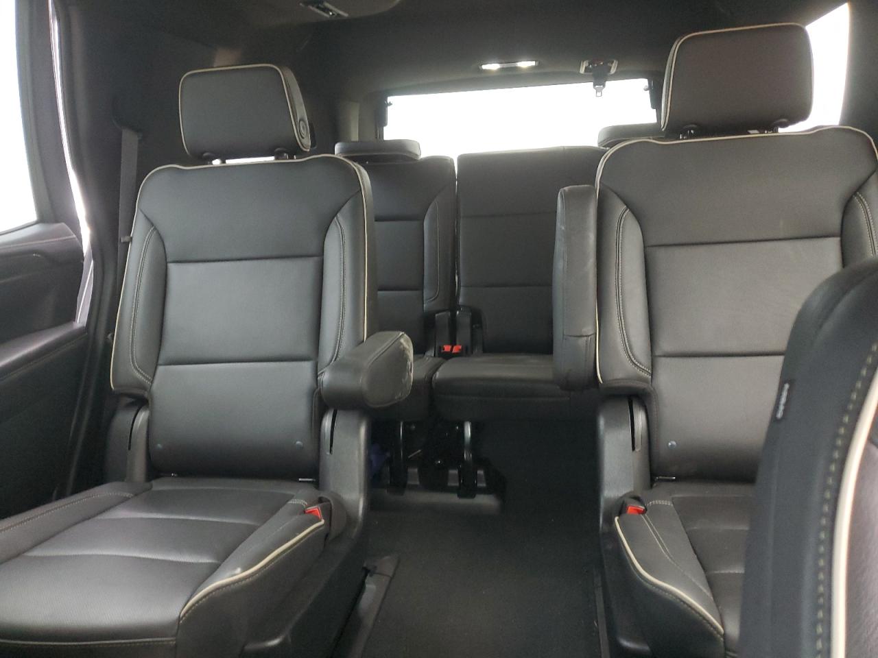 2022 GMC Yukon - Image 10