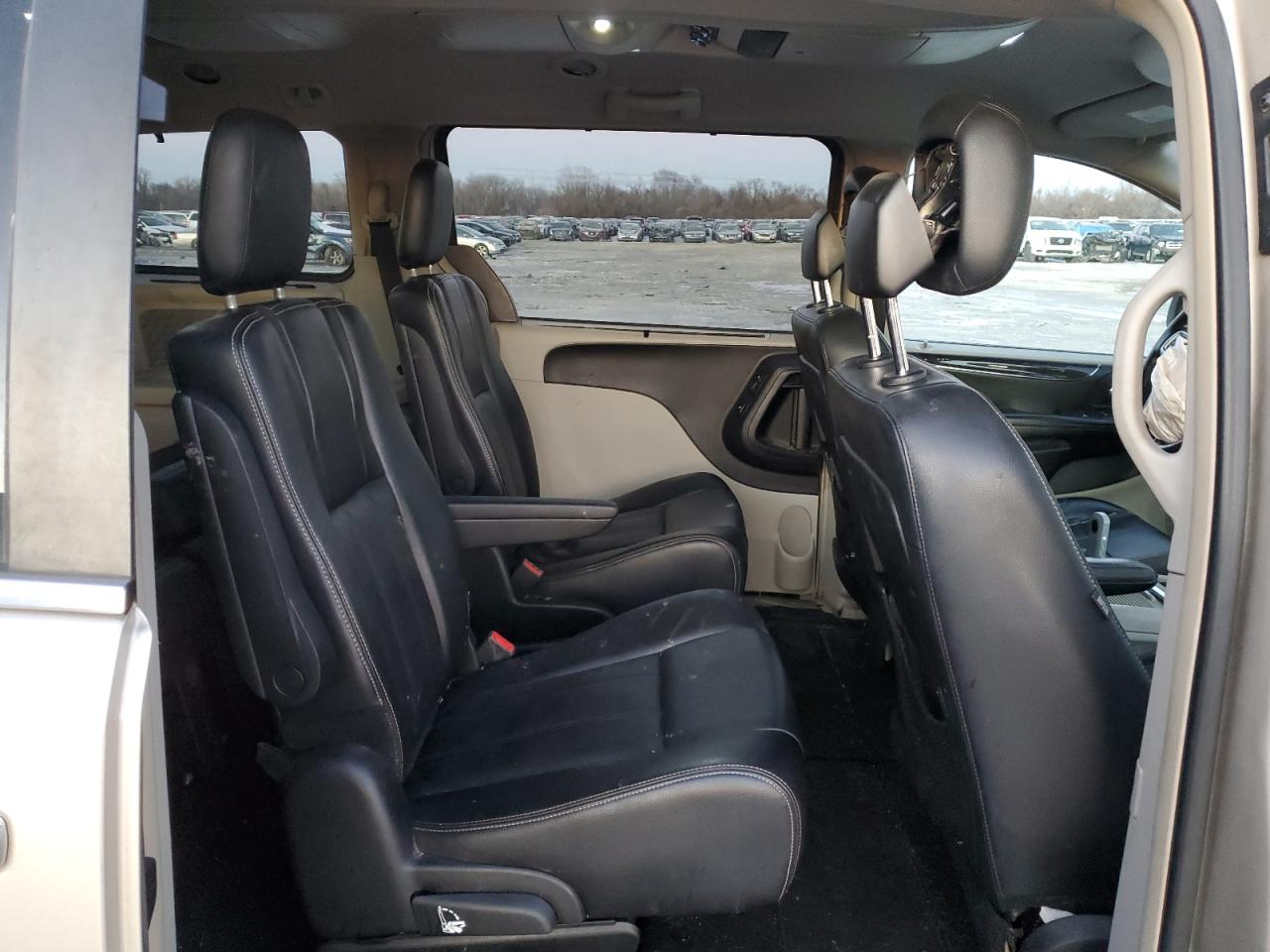 2013 Chrysler Town & Country - Image 11