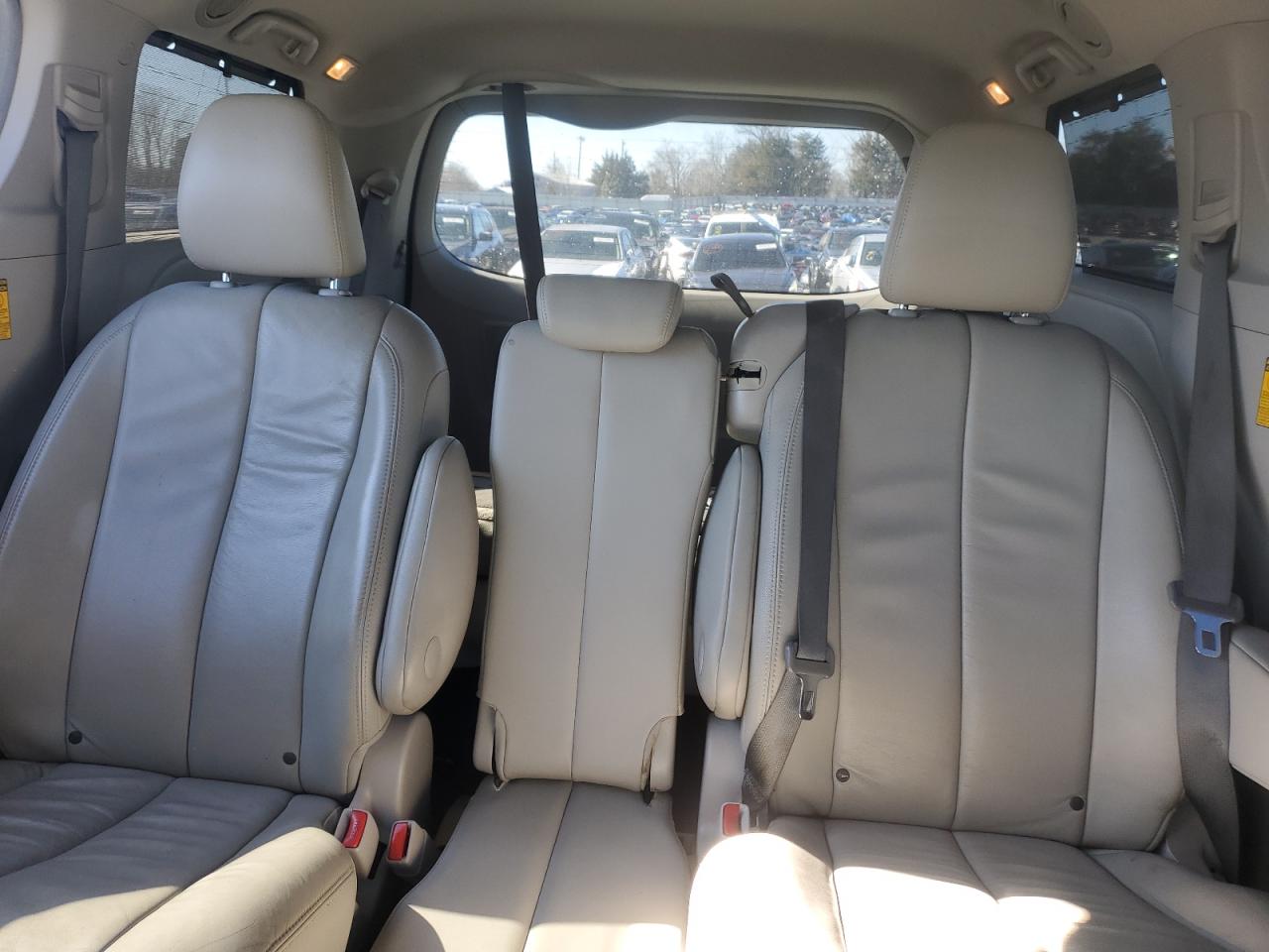 2014 Toyota Sienna - Image 10