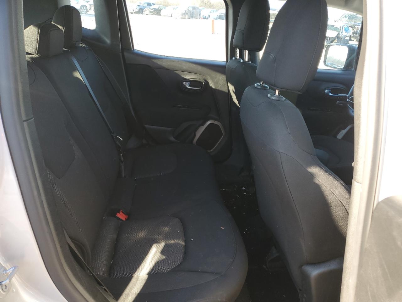 2016 Jeep Renegade - Image 11