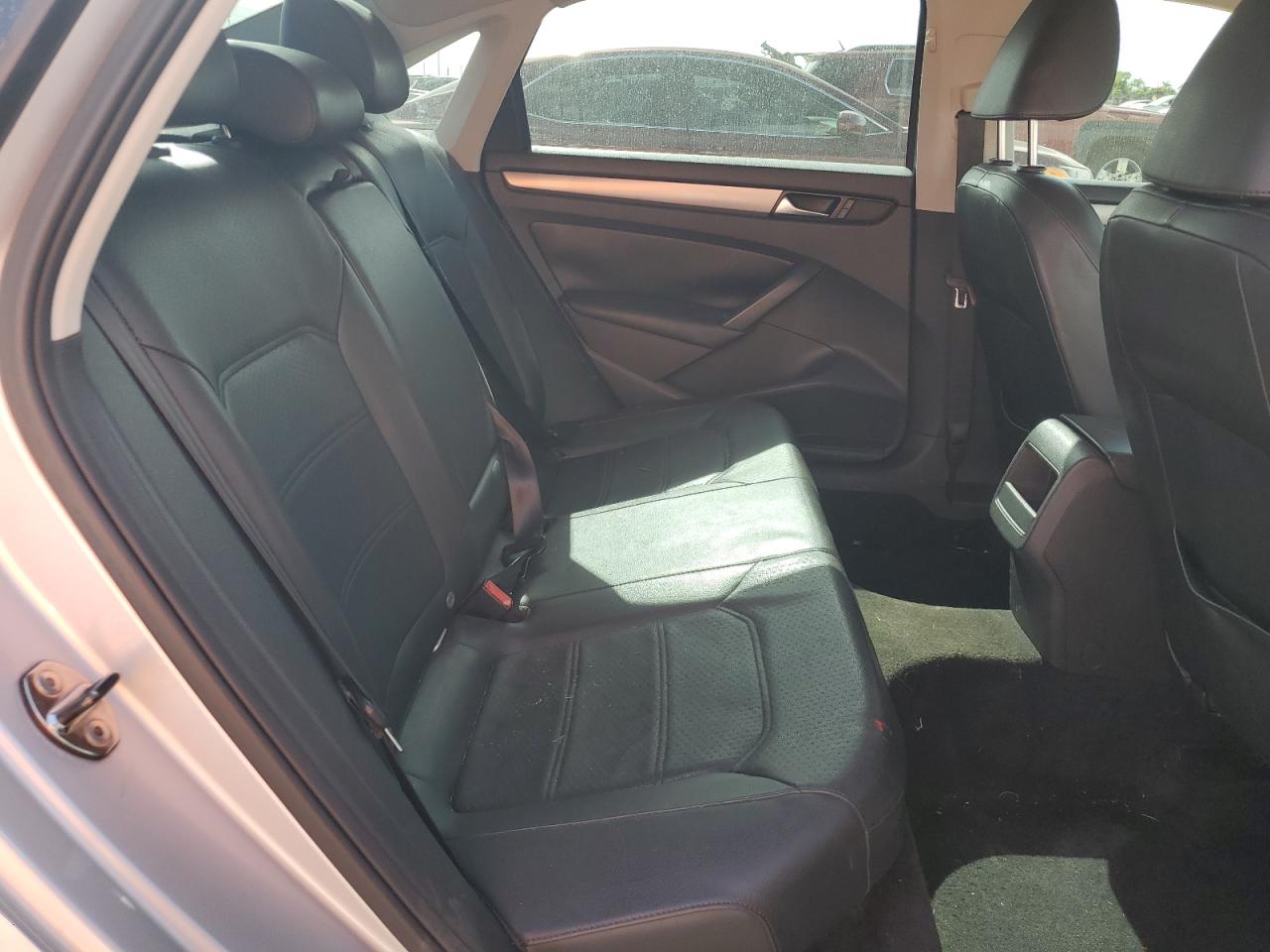 2014 Volkswagen Passat - Image 10