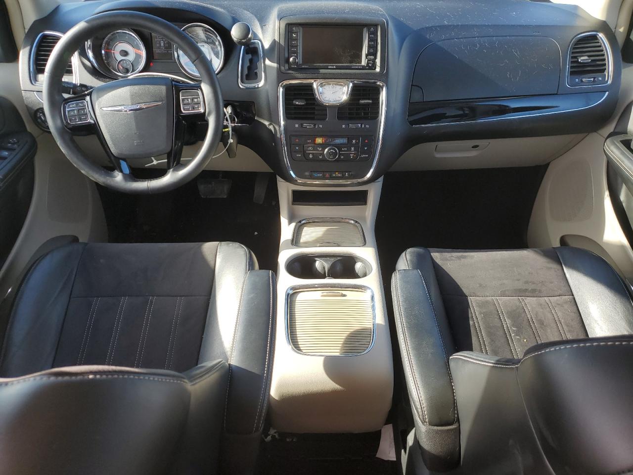 2014 Chrysler Town & Country - Image 8