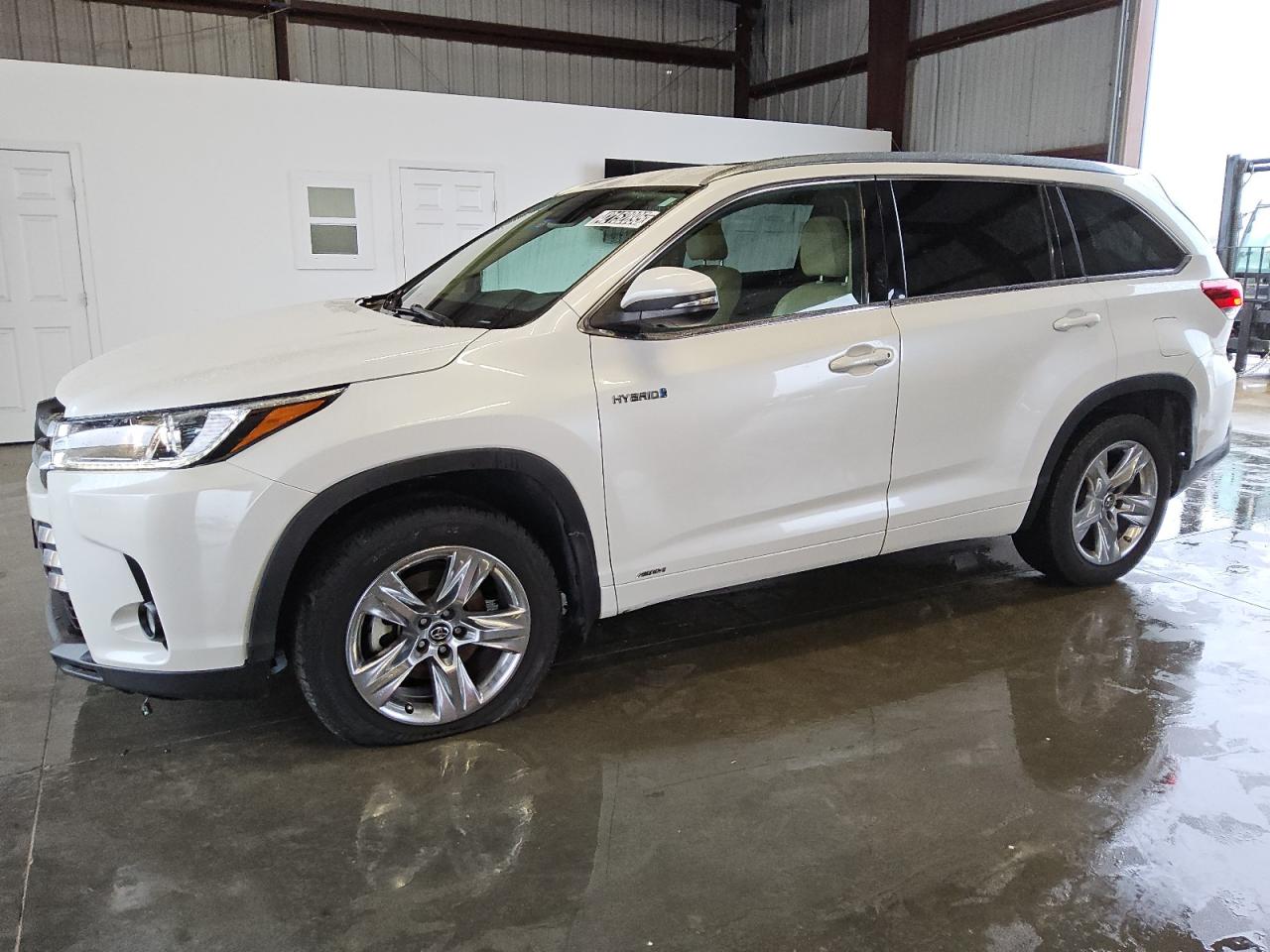 2018 Toyota Highlander - Image 1