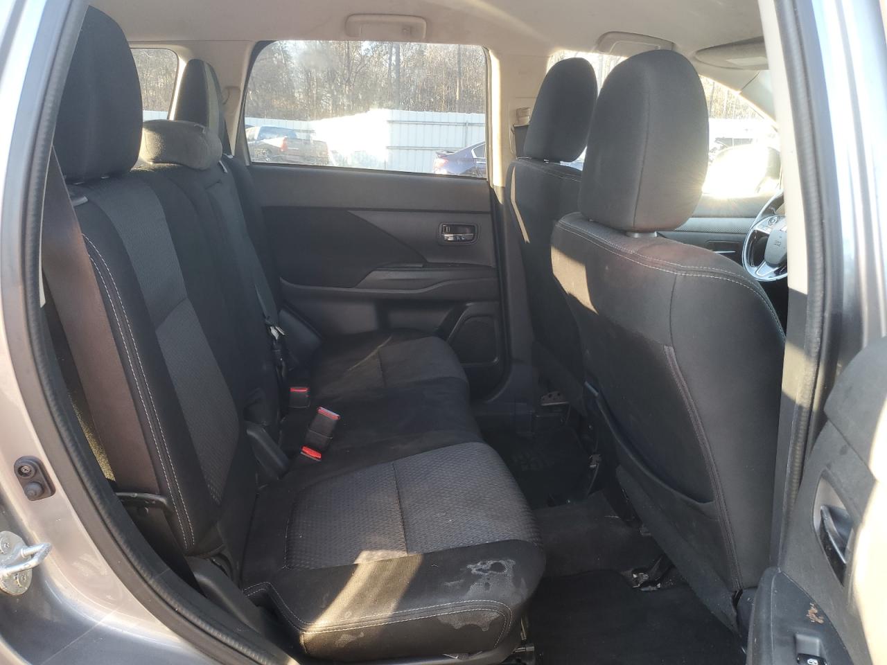 2016 Mitsubishi Outlander - Image 11