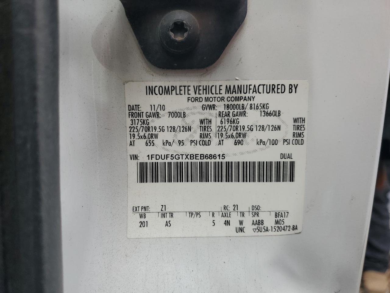 2011 Ford F550 - Image 10