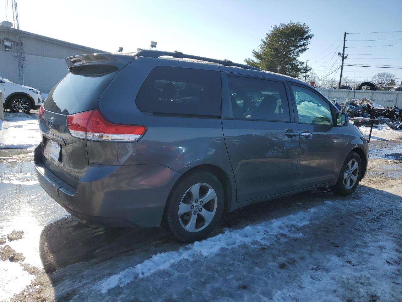 2011 Toyota Sienna - Image 3